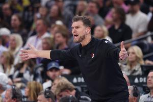 斯普利特：我不喜欢只盯着一个回合就说事 对手投进了21个三分球